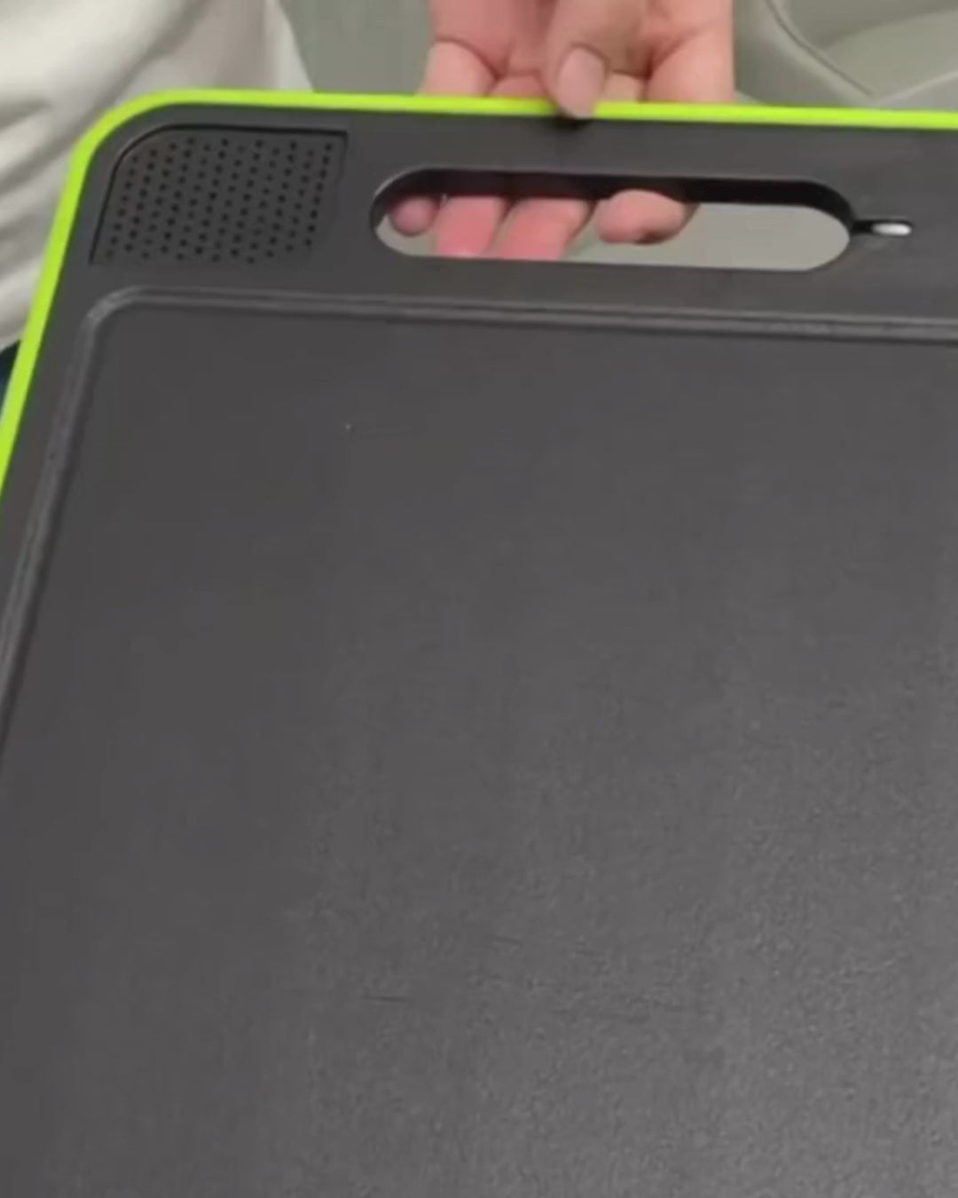 Charger la vidéo : Démonstration de la plaque de décongélation rapide Chef Éco faisant fondre un glaçon instantanément sans électricité.